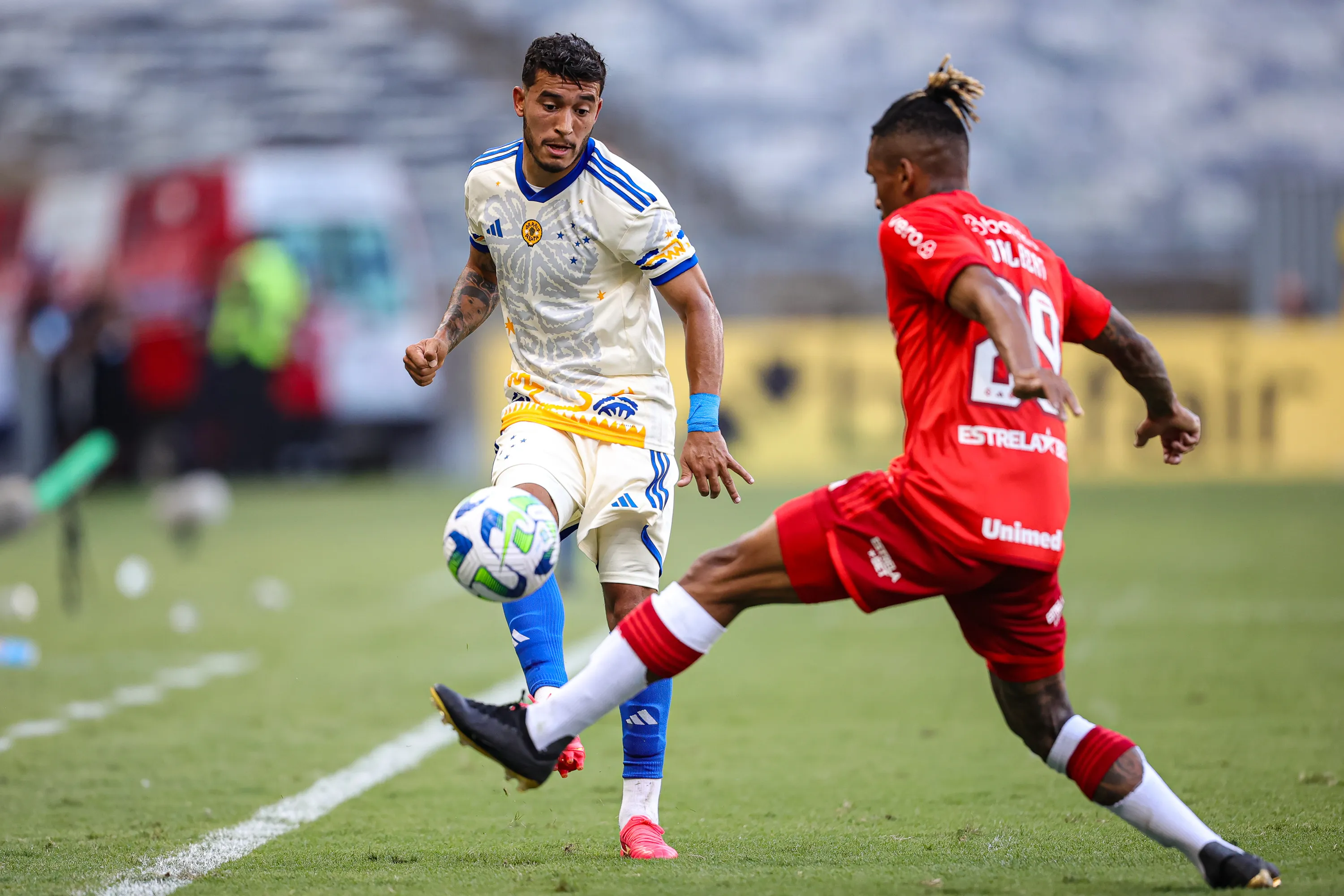 Willian jogador do Cruzeiro disputa lance com Dalbert jogador do Internacional durante partida no estadio Mineirao pelo campeonato Brasileiro A 2023. Foto: Gilson Lobo/AGIF