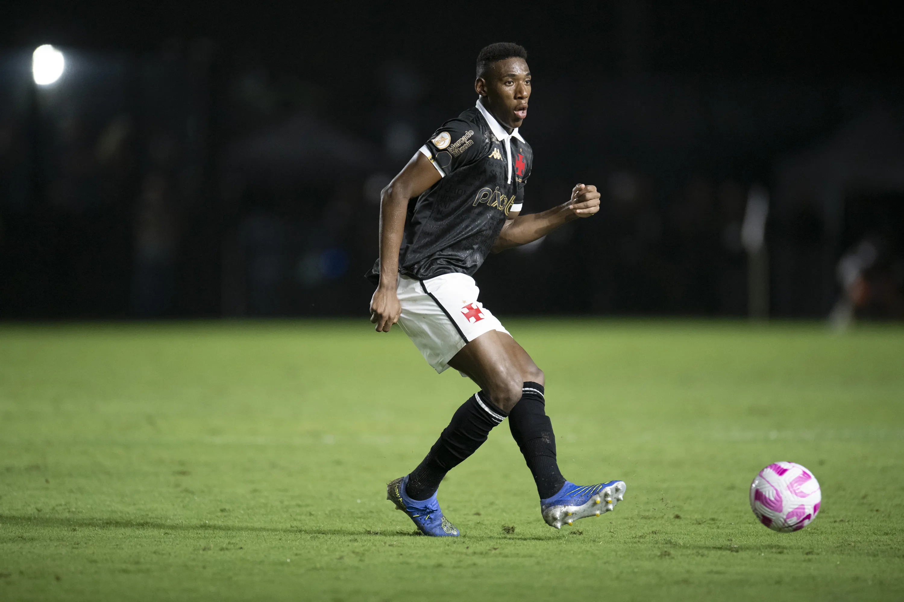 Foto: Jorge Rodrigues/AGIF – Léo em ação pelo Vasco no Campeonato Brasileiro.