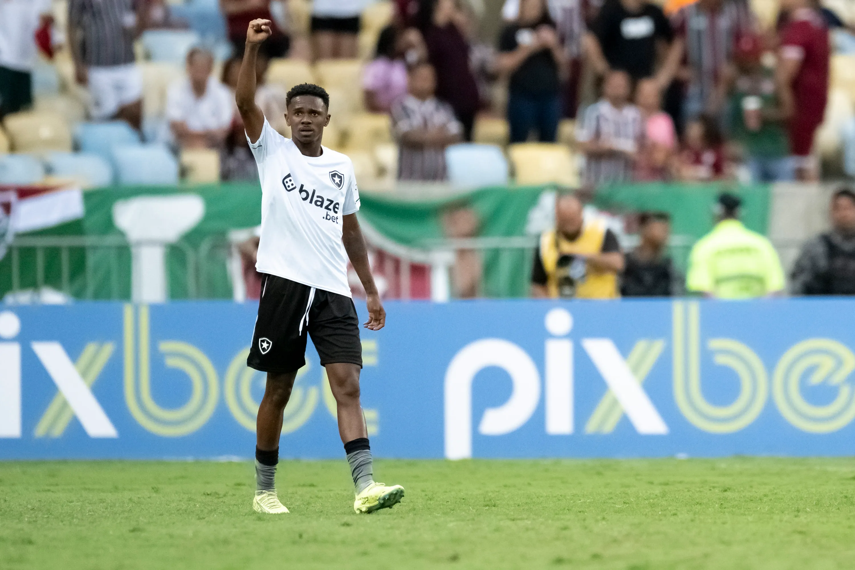 Jeffinho não deve voltar para o Botafogo em 2024. Foto: Jorge Rodrigues/AGIF