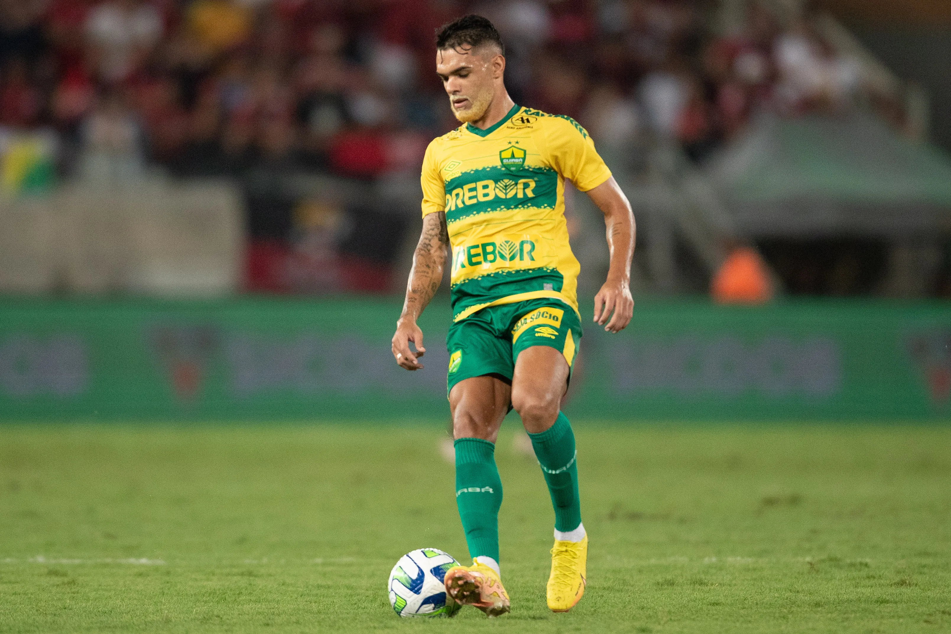 Foto: Gil Gomes/AGIF – Raniele em ação com a camisa do Cuiabá no Campeonato Brasileiro.