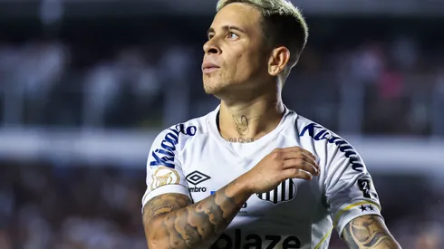 Foto: Marcello Zambrana/AGIF – Soteldo em partida pelo Santos no Campeonato Brasileiro