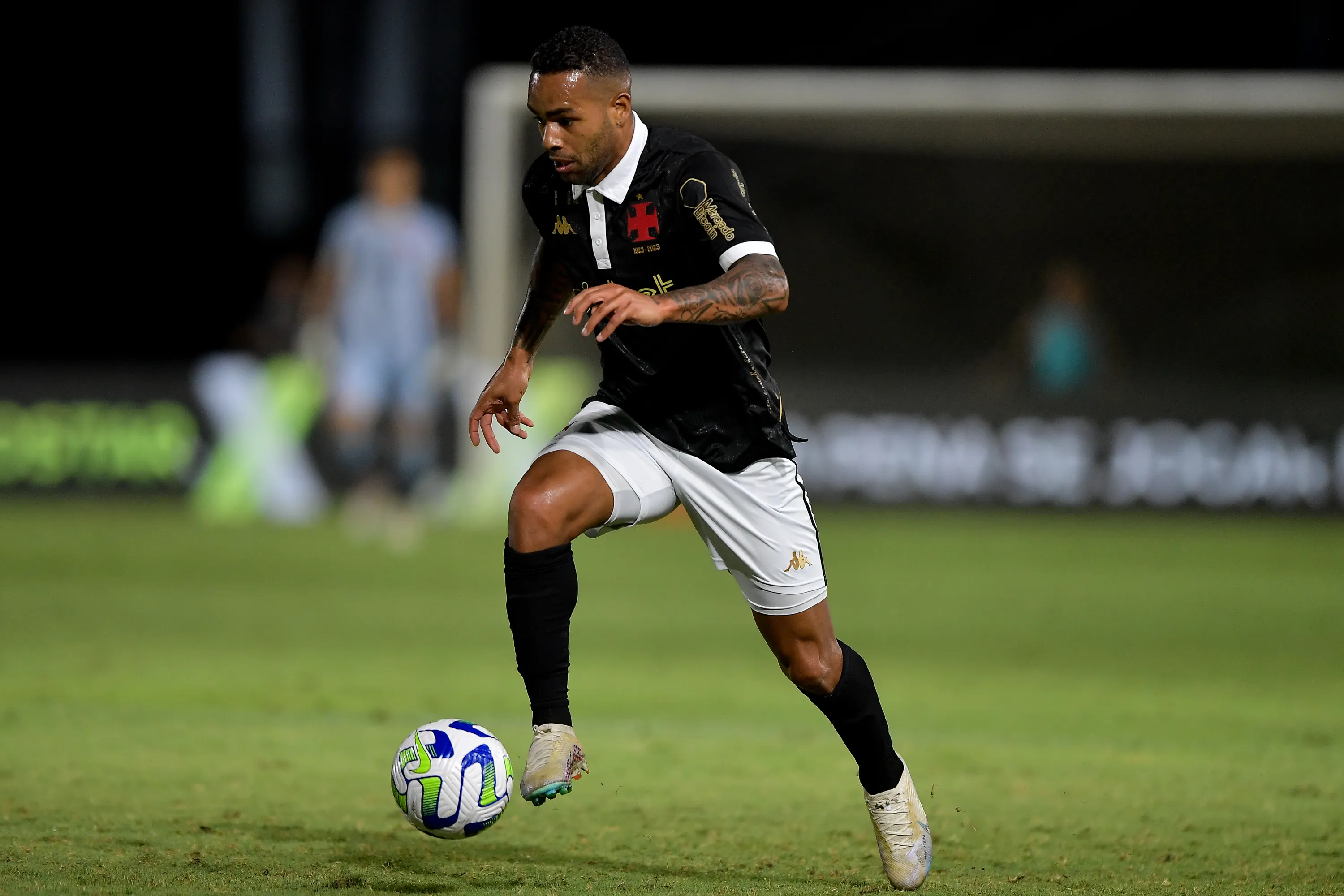 Foto: Thiago Ribeiro/AGIF – Alex Teixeira em ação pelo Vasco.