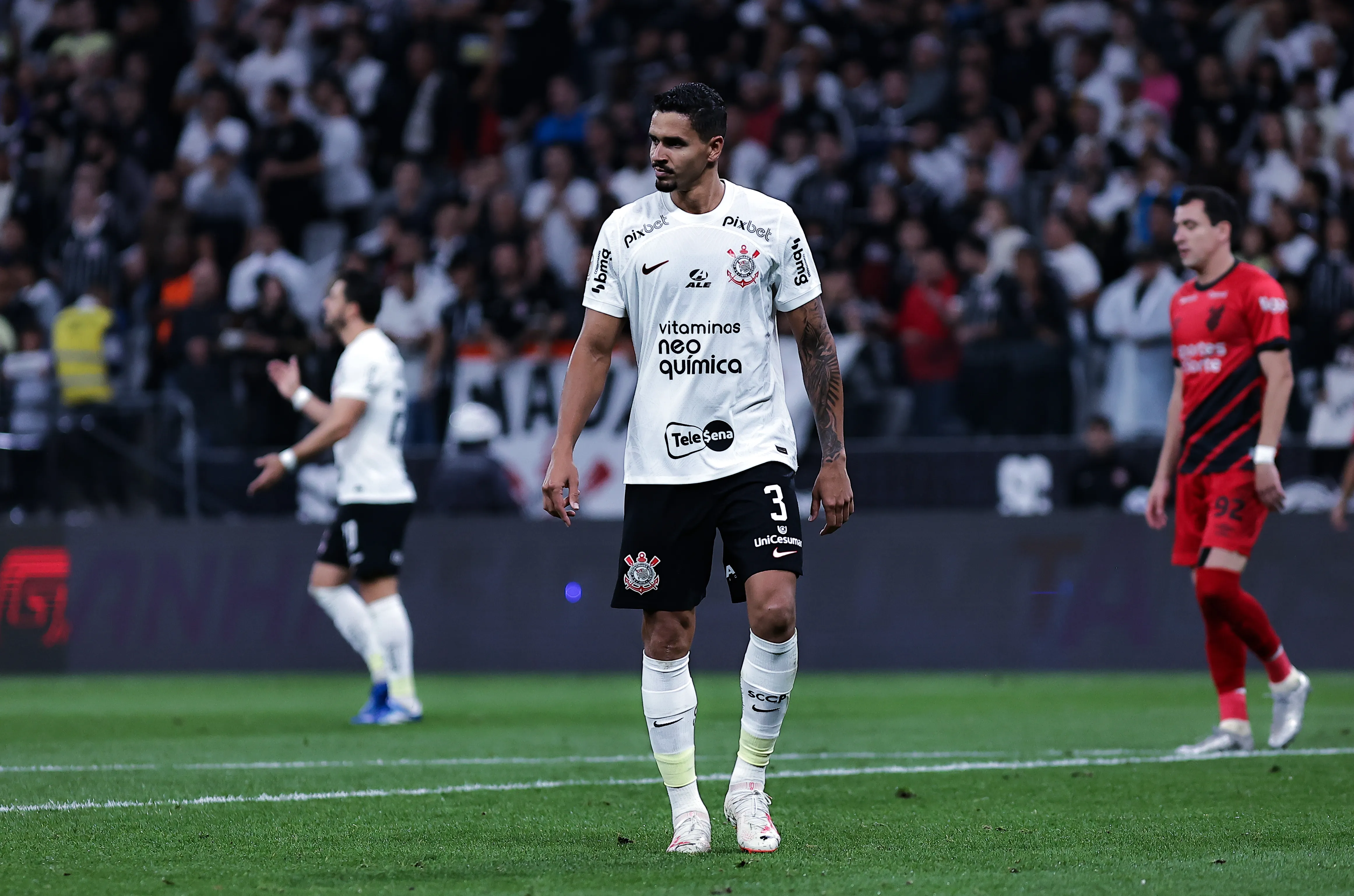 Foto: Fabio Giannelli/AGIF – Lucas Veríssimo em ação pelo Corinthians no Campeonato Brasileiro.