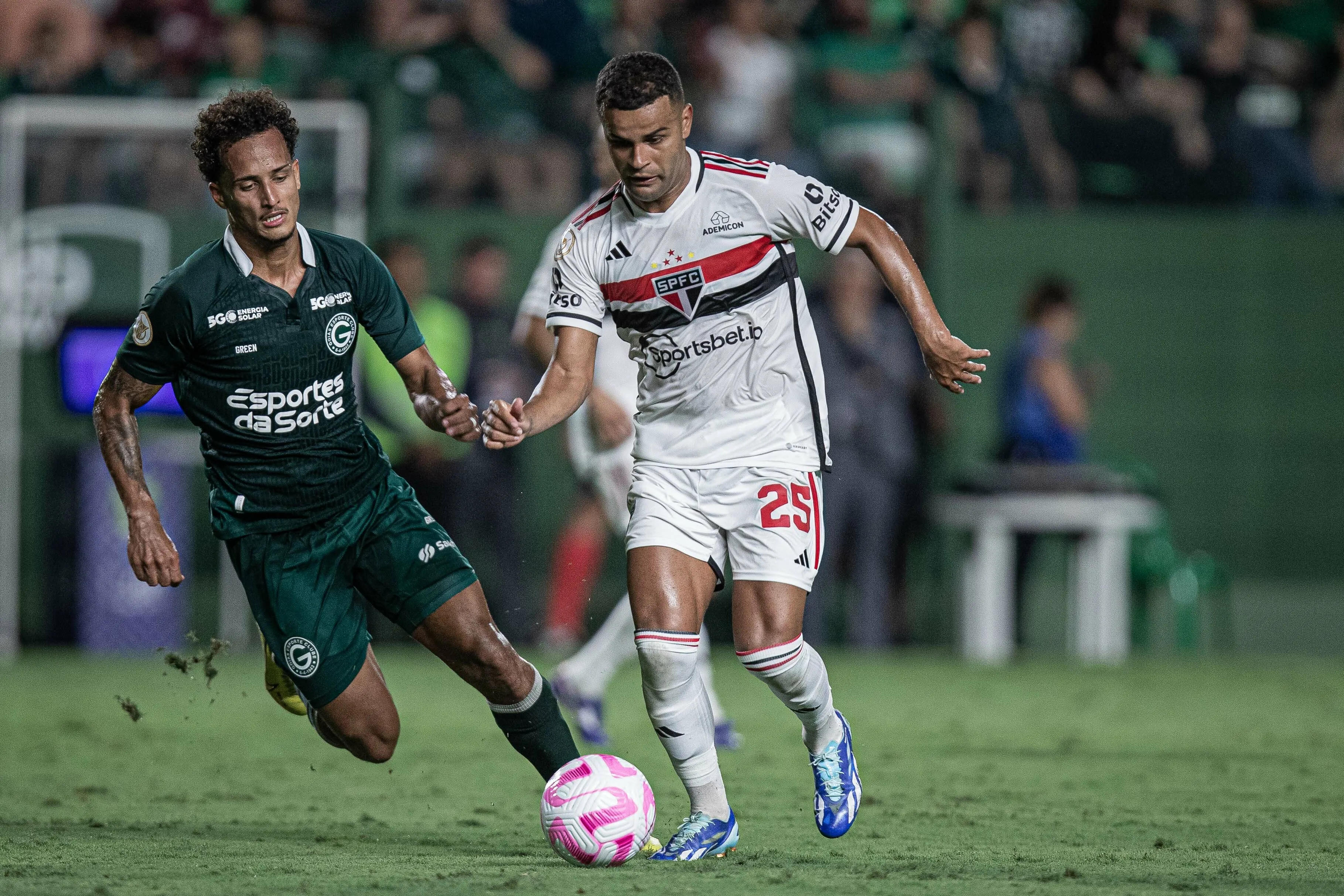 Foto: Heber Gomes/AGIF – Alisson em ação pelo São Paulo no Campeonato Brasileiro.