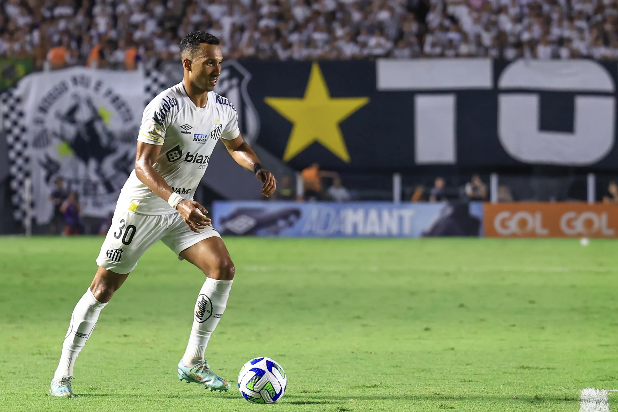 Santos oferece Lucas Braga ao Corinthians para ter Ivan. Foto: Marcello Zambrana/AGIF