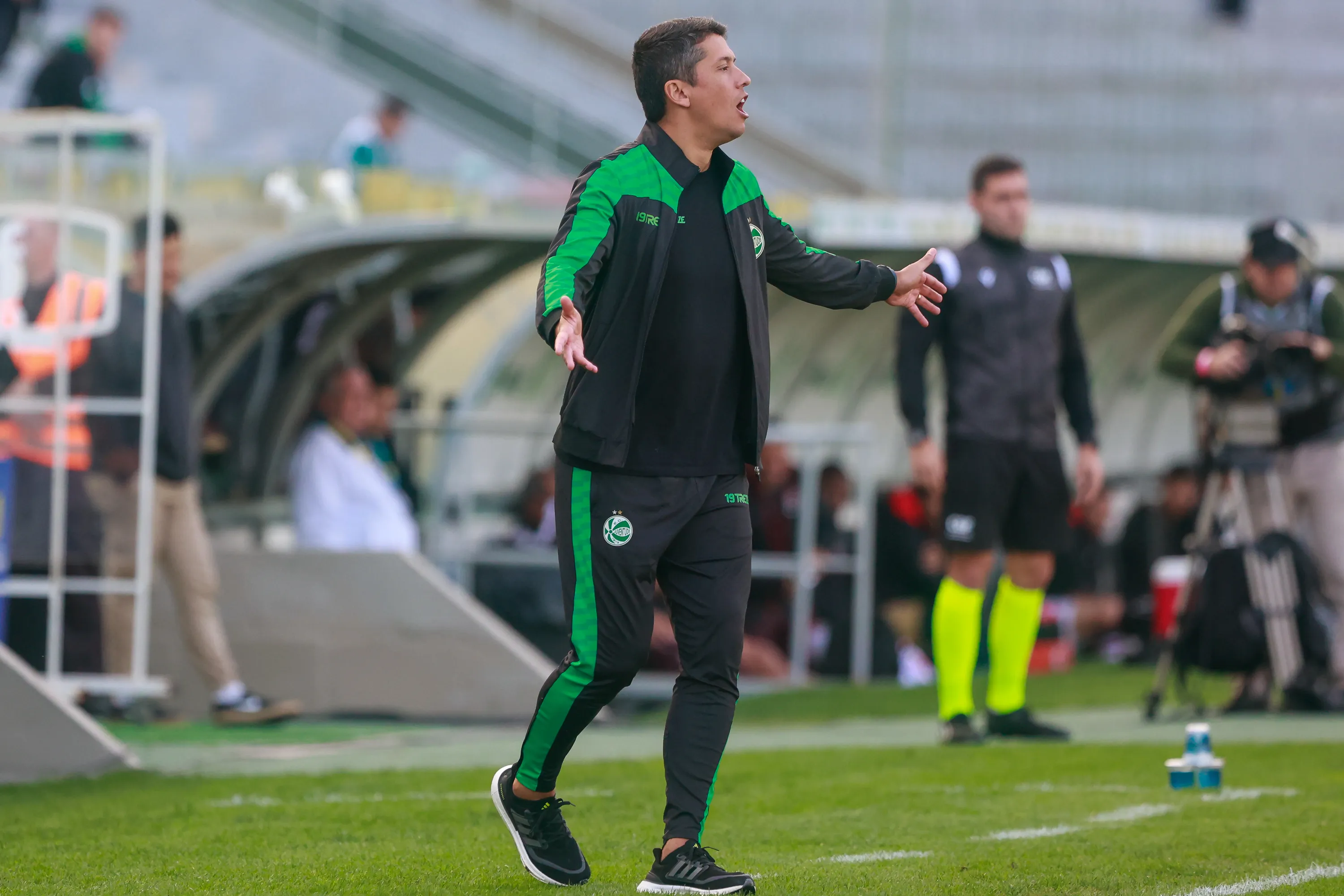 Foto: Luiz Erbes/AGIF – Thiago Carpini em ação pelo Juventude no Campeonato Brasileiro.