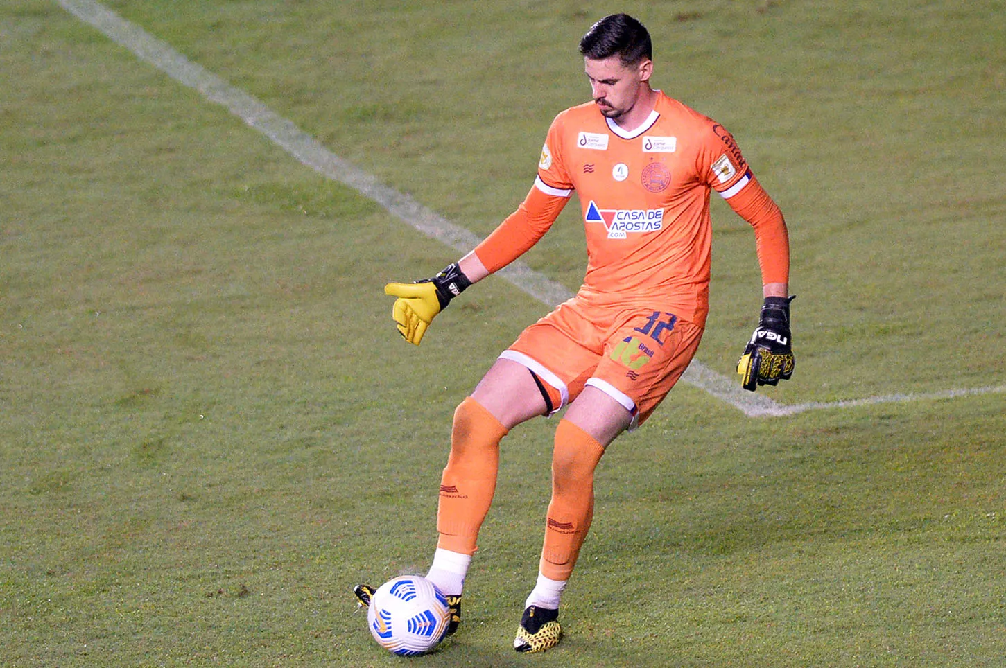 Foto: Walmir Cirne/AGIF – Matheus Teixeira em ação pelo Bahia no Campeonato Brasileiro de 2021.