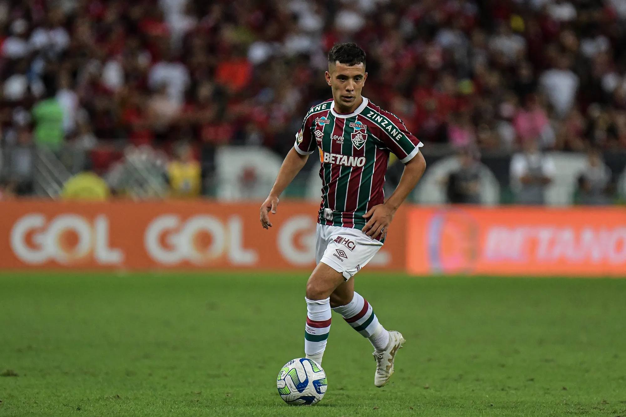 Foto: Thiago Ribeiro/AGIF – Léo Fernández em ação pelo Fluminense no Campeonato Brasileiro.