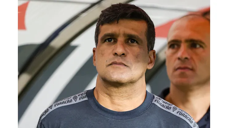 Wesley Carvalho, técnico interino do Athletico. Foto: Gilson Lobo/AGIF
