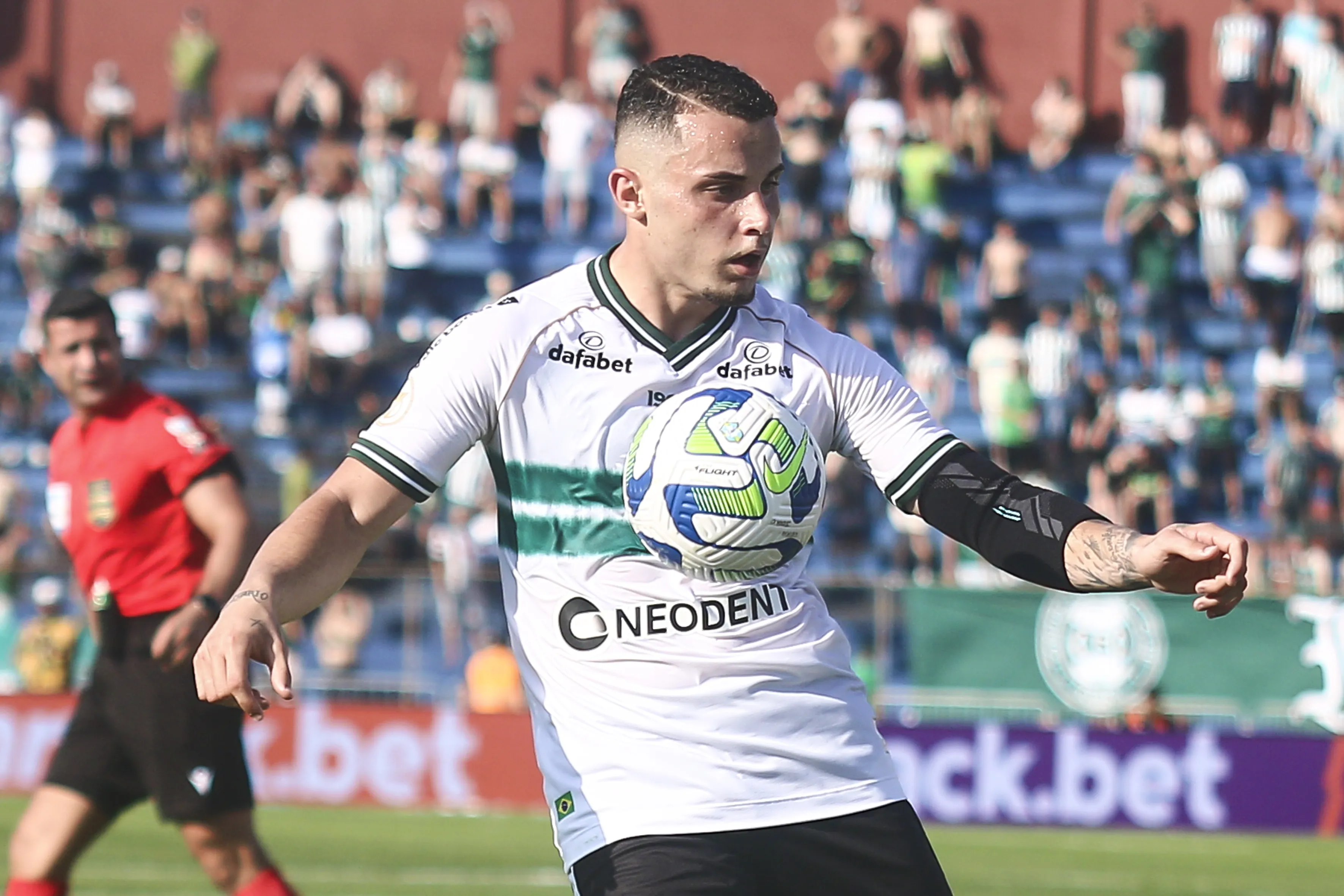 Foto: Gabriel Machado/AGIF – Bruno Gomes em ação no Campeonato Brasileiro.