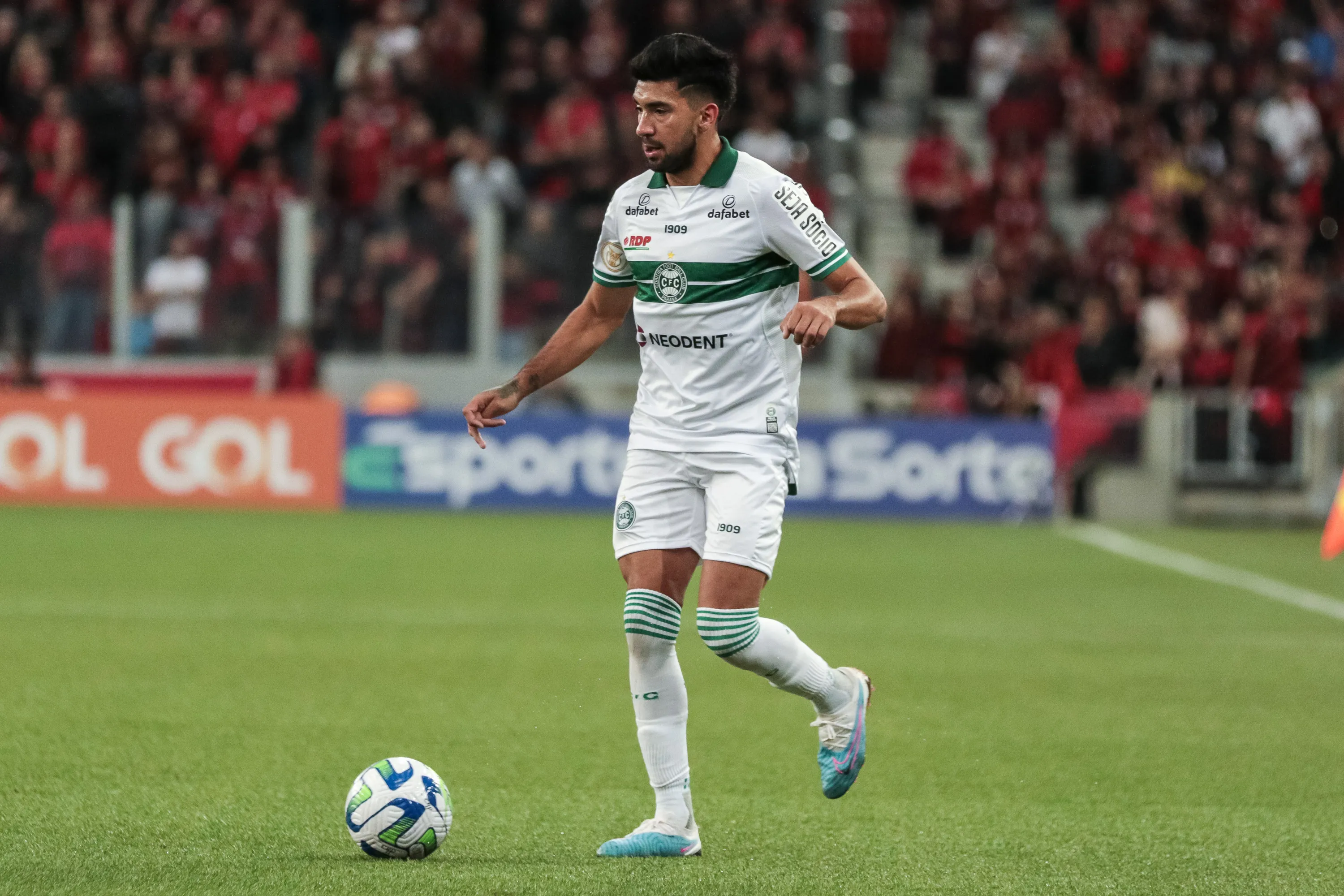 Marcelino Moreno jogador do Coritiba durante partida contra o Athletico-PR naArena da Baixada pelo campeonato BRASILEIRO A 2023. Foto: Robson Mafra/AGIF