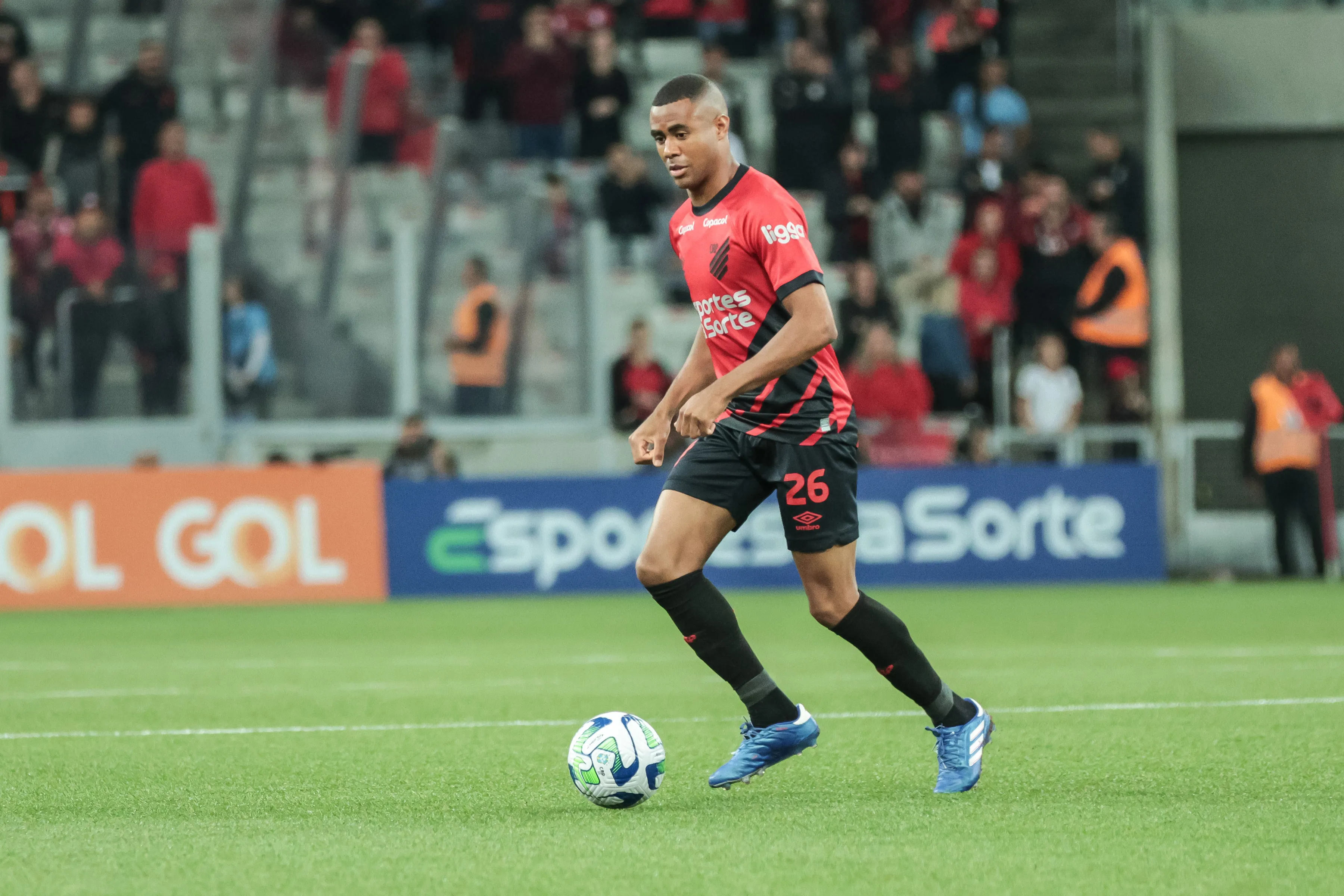 Foto: Robson Mafra/AGIF – Erick em ação pelo Athletico-PR no Campeonato Brasileiro.