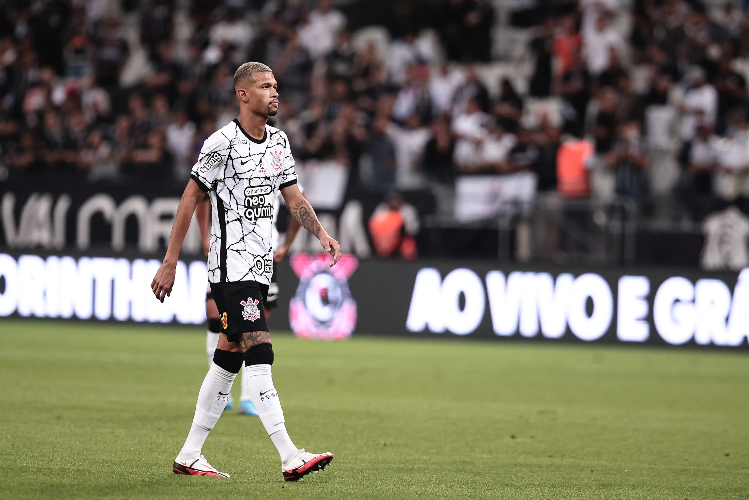 Foto: Ettore Chiereguini/AGIF – João Victor em ação com a camisa do Corinthians.