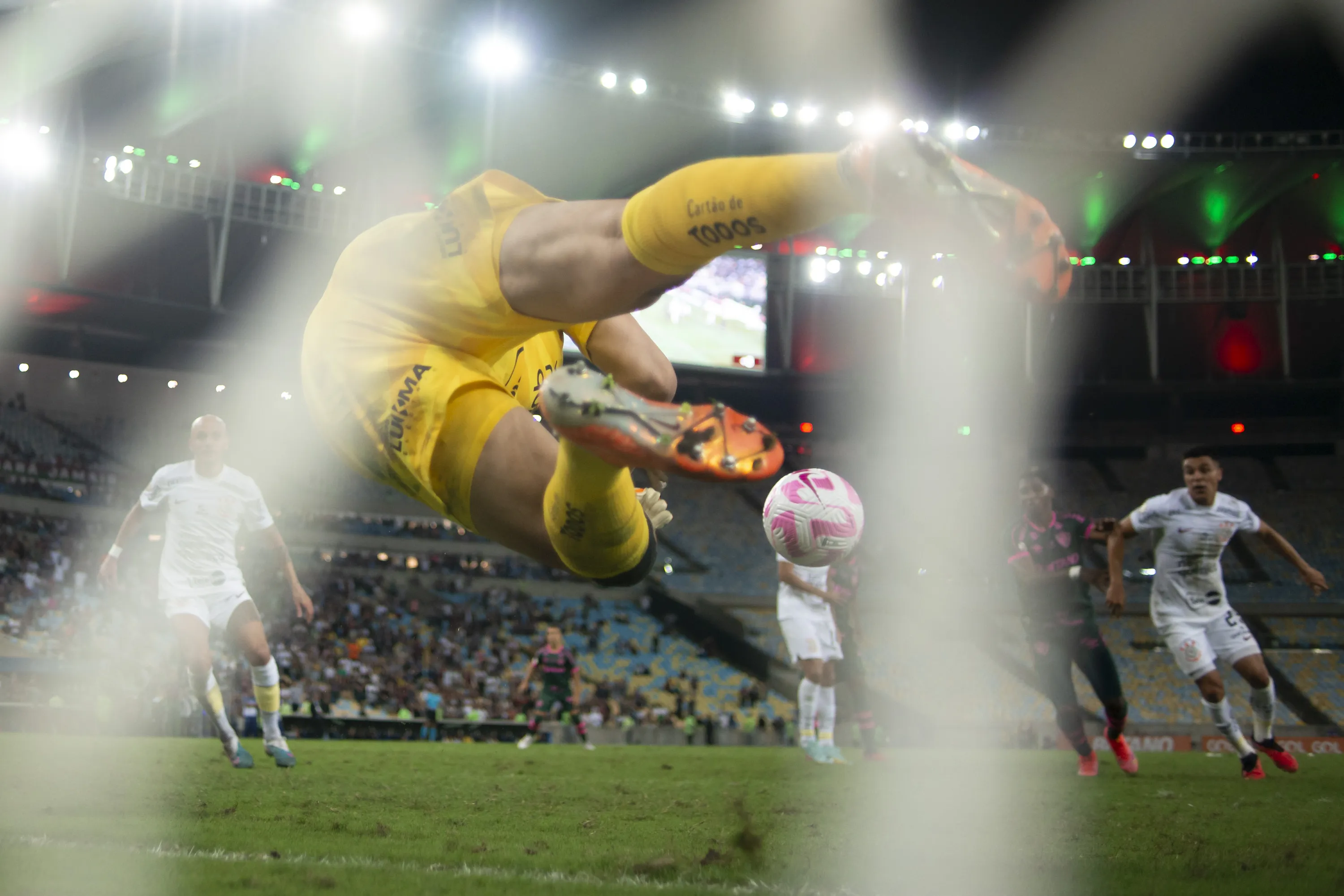 Cassio em ação contra o Fluminense.  Foto: Jorge Rodrigues/AGIF