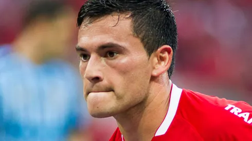 Aranguiz do Internacional comemora seu gol durante partida contra o Gremio pelo Campeonato Brasileiro A 2014 no estadio Beira Rio. Foto: Ramiro Furquim/AGIF
