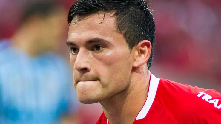 Aranguiz do Internacional comemora seu gol durante partida contra o Gremio pelo Campeonato Brasileiro A 2014 no estadio Beira Rio. Foto: Ramiro Furquim/AGIF
