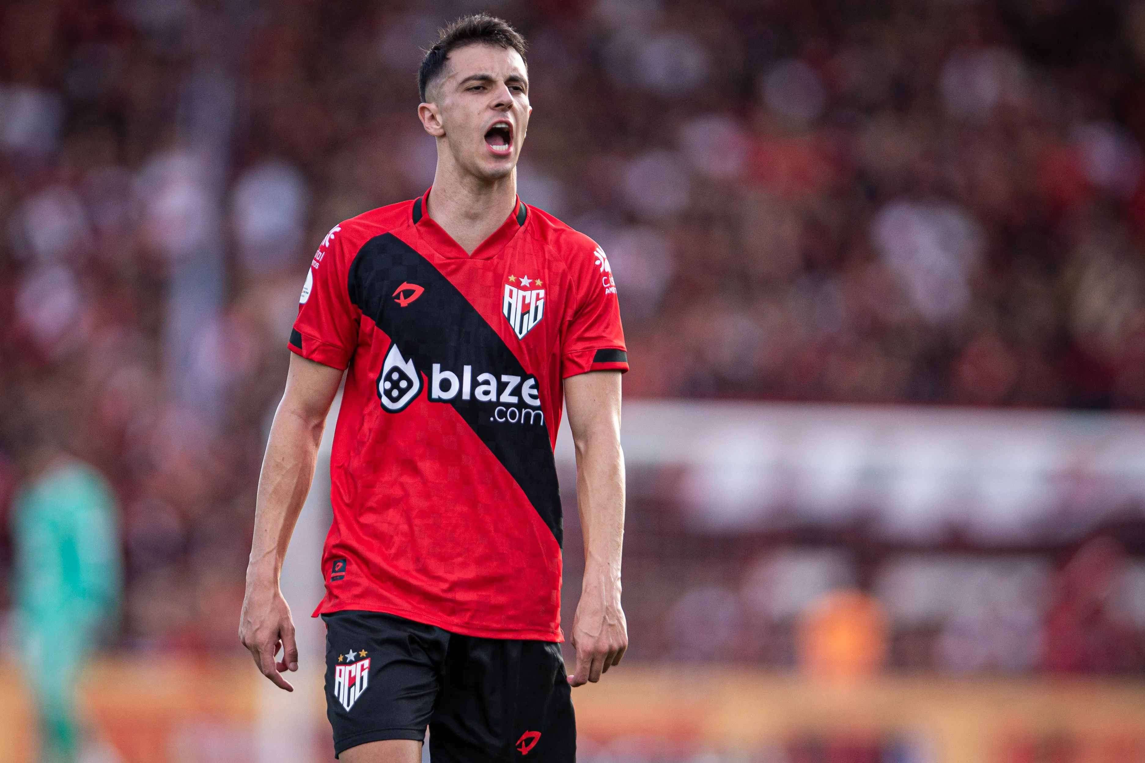 Shaylon durante partida contra o Guarani no estadio Antonio Accioly pelo campeonato Brasileiro B 2023. Foto: Isabela Azine/AGIF