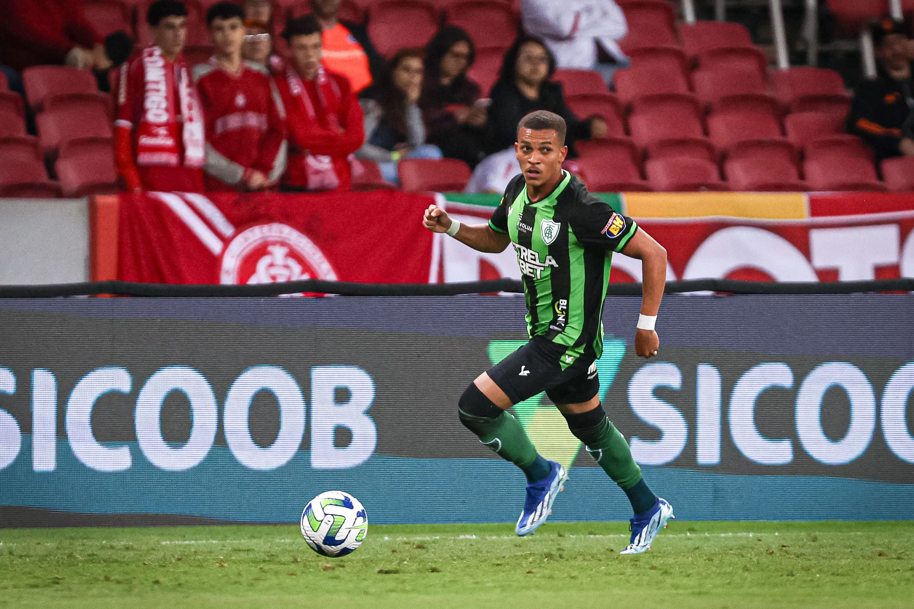Foto: Maxi Franzoi/AGIF – Rodriguinho em ação pelo Campeonato Brasileiro.