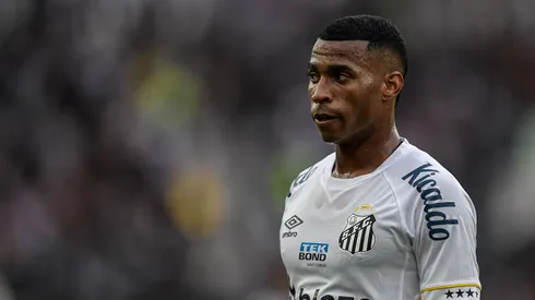 Jean Lucas jogador do Santos durante partida contra o Botafogo no estadio Engenhao pelo campeonato Brasileiro A 2023. Foto: Thiago Ribeiro/AGIF