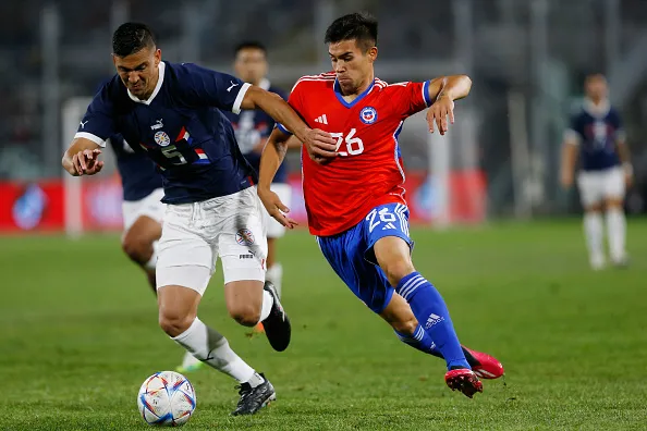 Alexander Aravena disputando a bola com Balbuena em jogo Chile x Paraguai (Photo by Marcelo Hernandez/Getty Images)
