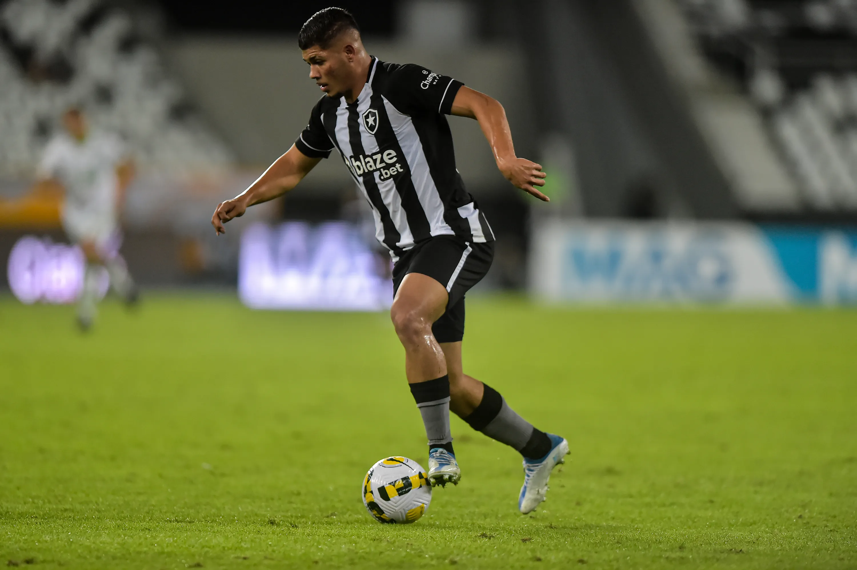 Foto: Thiago Ribeiro/AGIF – Erison atuando no Botafogo em 2022