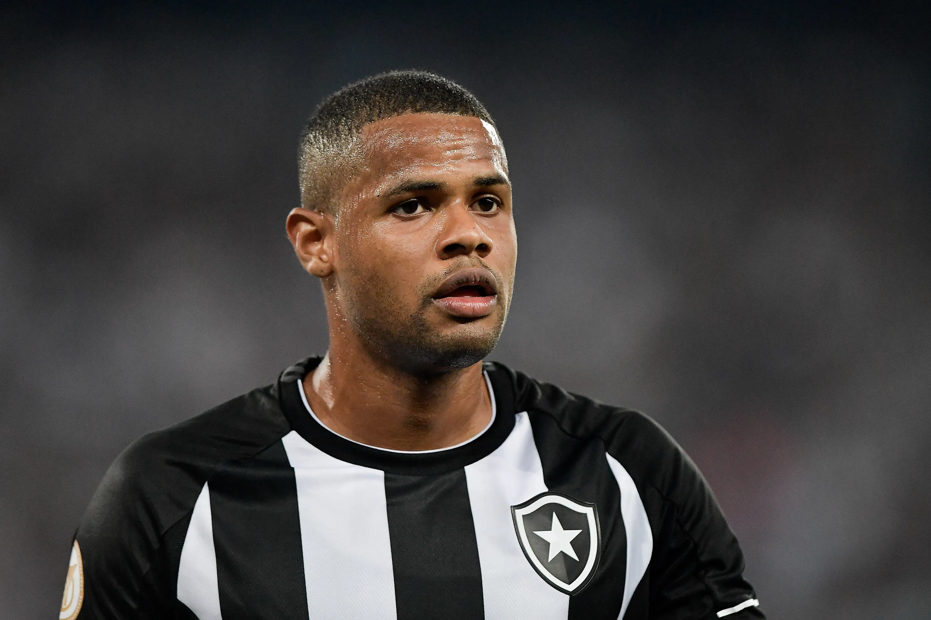 Junior Santos jogador do Botafogo durante partida contra o Fortaleza no estadio Engenhao pelo campeonato BRASILEIRO A 2023. Foto: Thiago Ribeiro/AGIF