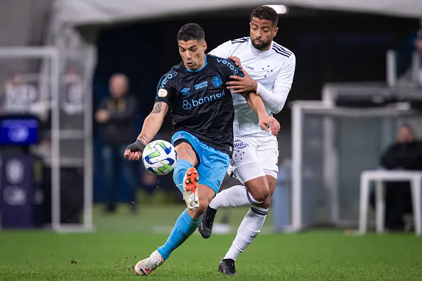 João Marcelo marcando Suárez em partida entre Grêmio x Cruzeiro – Photo by Richard Ducker/Eurasia Sport Images/Getty Images)