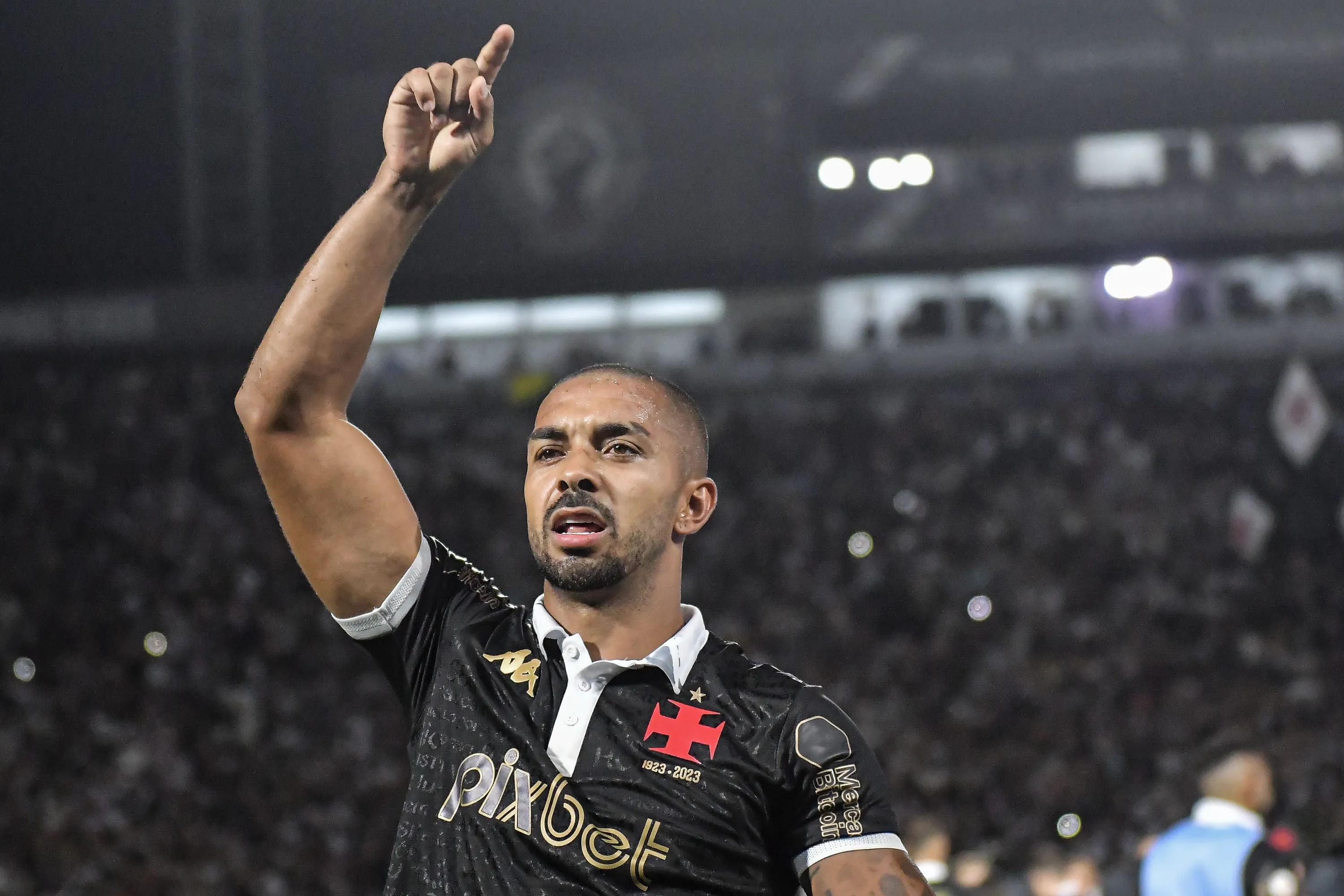Paulo Henrique jogador do Vasco comemora vitoria ao final da partida contra o Botafogo no estadio Sao Januario pelo campeonato Brasileiro A 2023. Foto: Thiago Ribeiro/AGIF