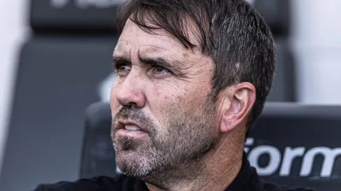 Eduardo Coudet técnico do Atlético-MG durante partida contra o Santos no estádio Vila Belmiro pelo campeonato BRASILEIRO A 2023. Foto: Abner Dourado/AGIF