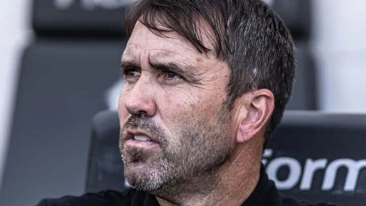 Eduardo Coudet técnico do Atlético-MG durante partida contra o Santos no estádio Vila Belmiro pelo campeonato BRASILEIRO A 2023. Foto: Abner Dourado/AGIF