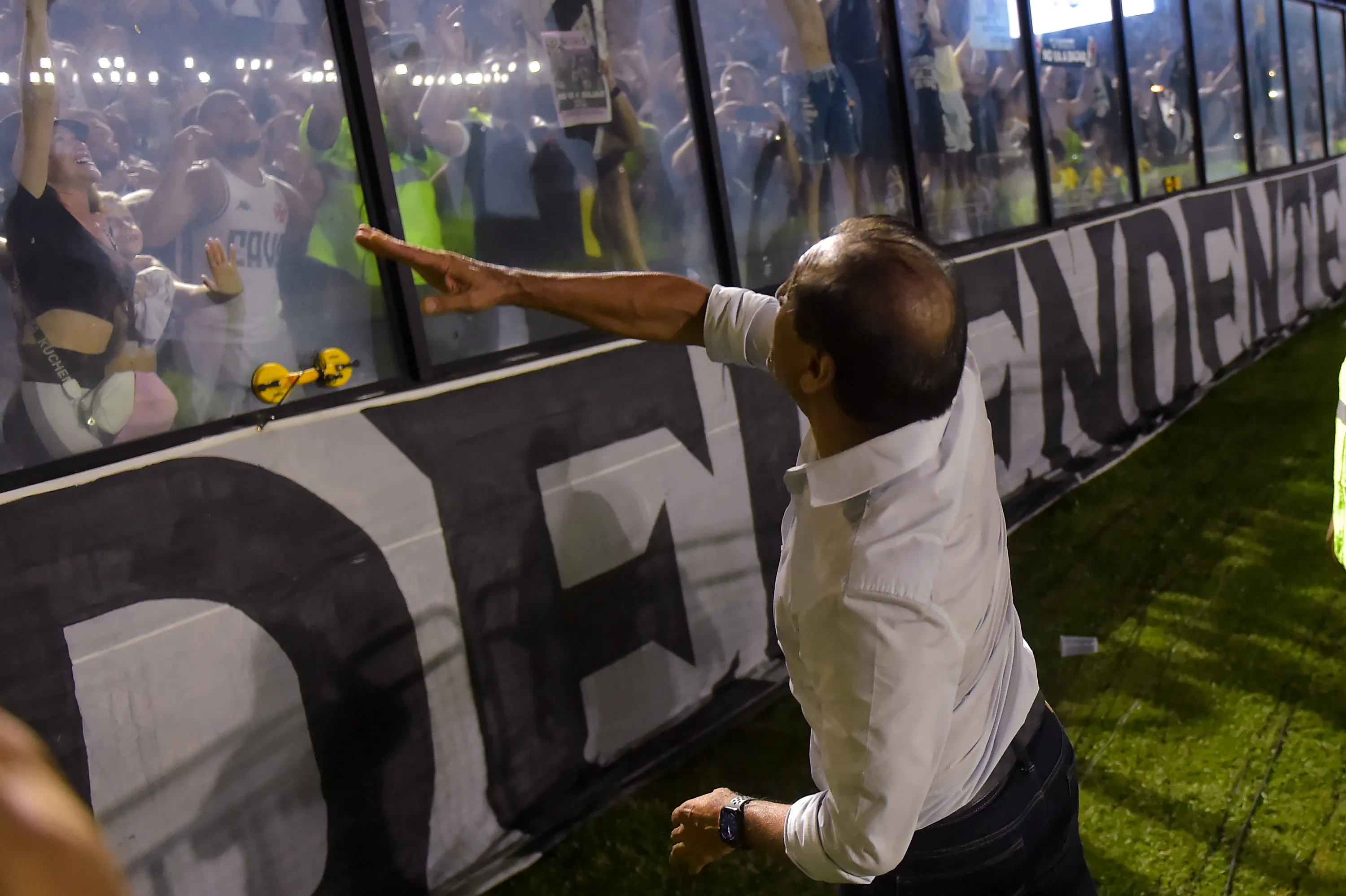 Ramon Diaz comemorando a permanência do Vasco na Série A. Foto: Thiago Ribeiro/AGIF