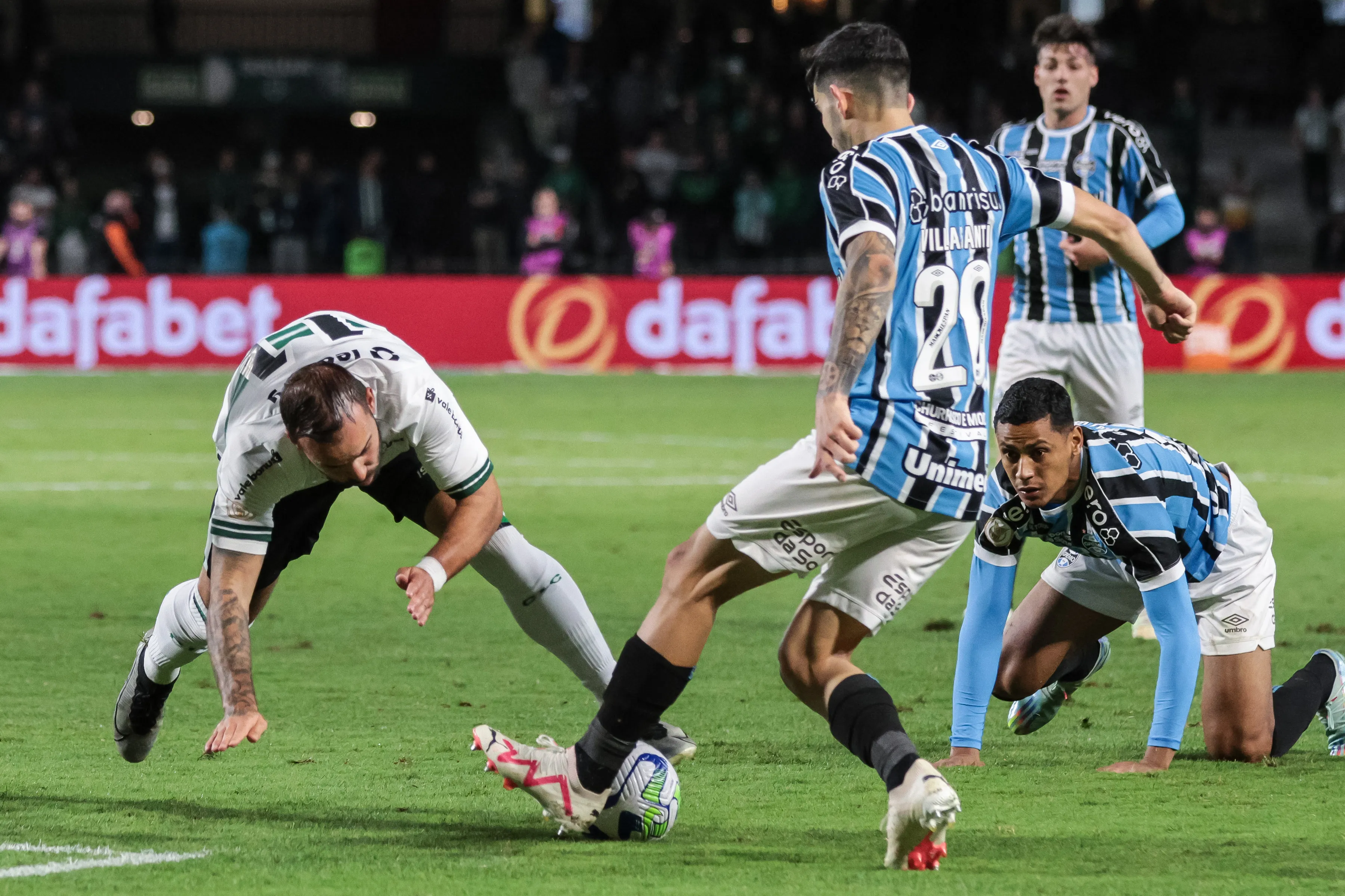 Foto: Robson Mafra/AGIF – Jesé, jogador do Coritiba, disputa lance com Villasanti  durante partida no estádio Couto Pereira pelo Campeonato Brasileiro A 2023.