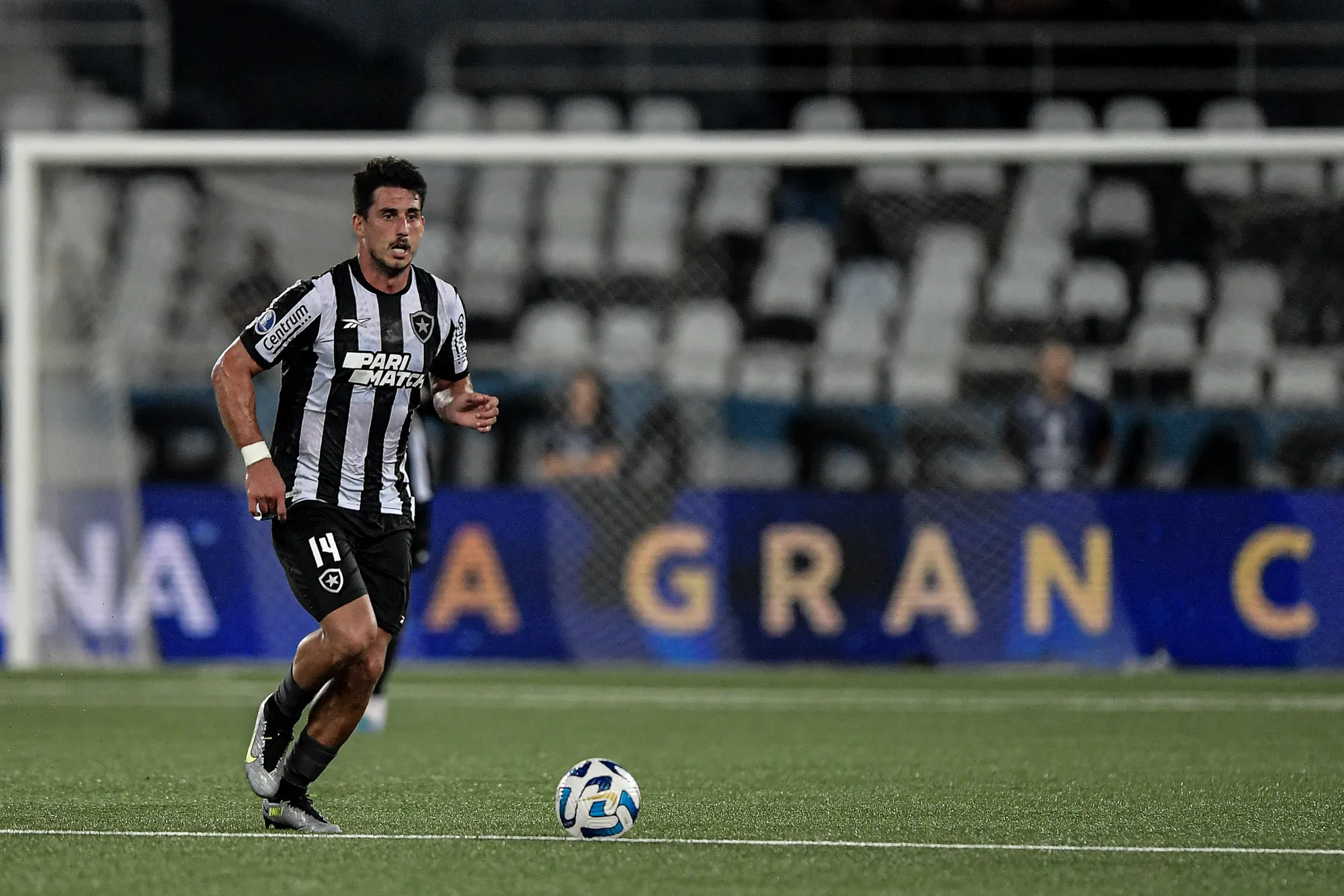 Gabriel Pires jogador do Botafogo durante partida contra o Defensa y Justicia no Nilton Santos pelo campeonato Copa Sul-Americana 2023. Foto: Thiago Ribeiro/AGIF