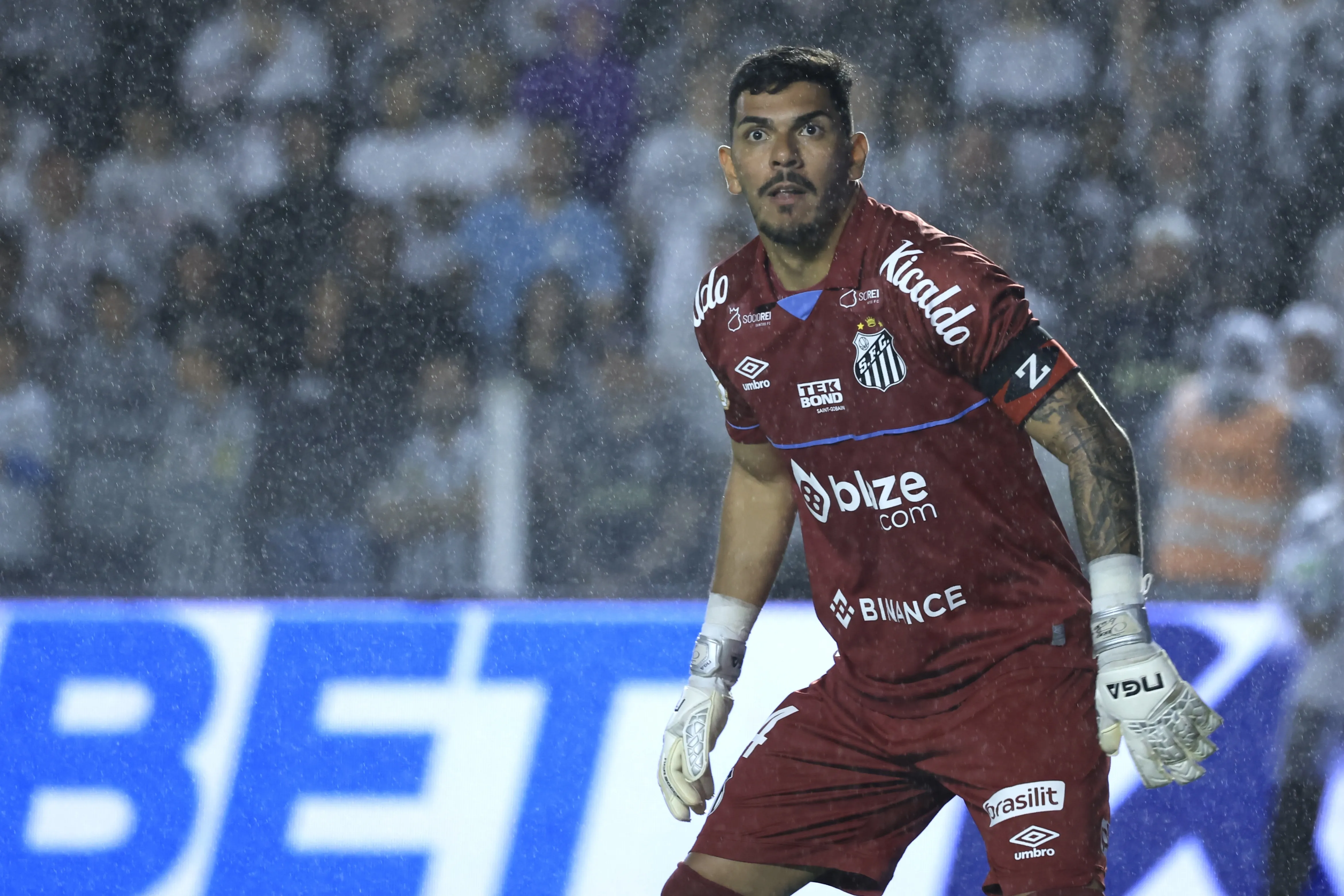Joao Paulo goleiro do Santos durante partida contra o Cruzeiro no estadio Vila Belmiro pelo campeonato Brasileiro A 2023. Foto: Marcello Zambrana/AGIF