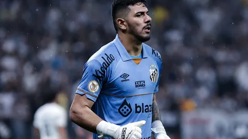Joao Paulo goleiro do Santos durante partida contra o Corinthians no estadio Arena Corinthians pelo campeonato Brasileiro A 2023. Foto: Fabio Giannelli/AGIF