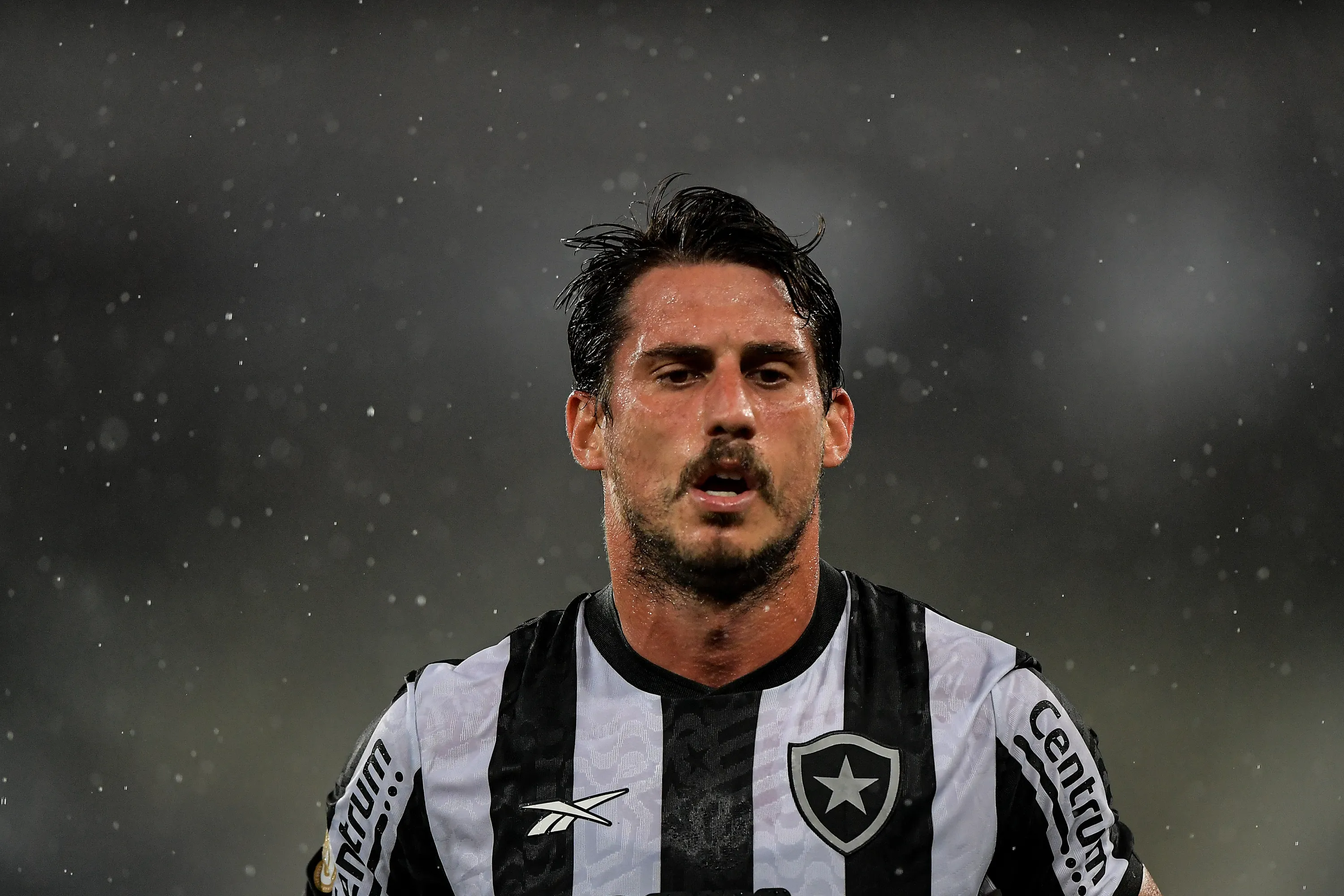 Gabriel Pires durante partida contra o Goias no estadio Engenhao pelo campeonato Brasileiro A 2023. Foto: Thiago Ribeiro/AGIF
