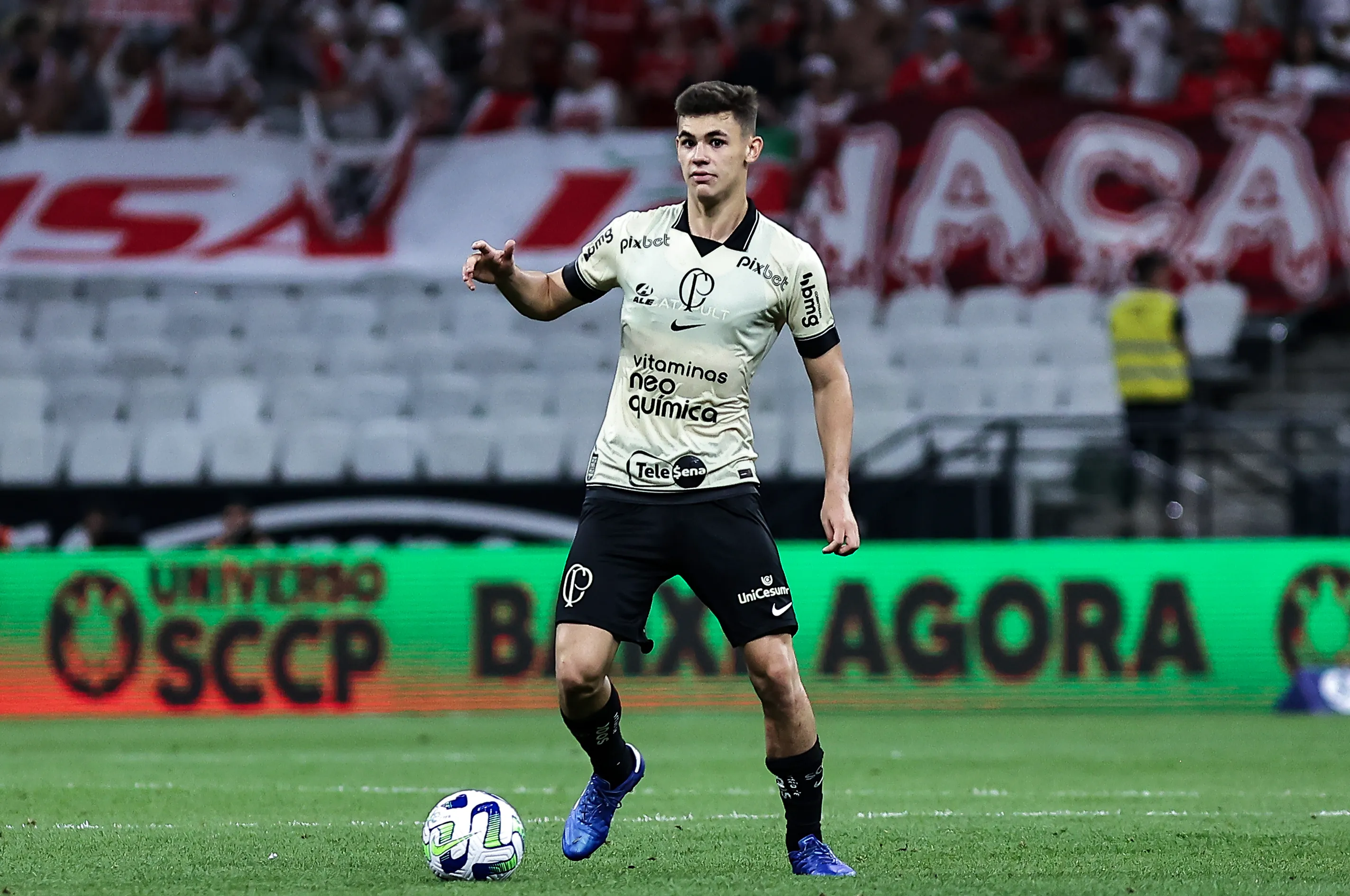 Gabriel Moscardo jogador do Corinthians durante partida contra o Internacional no estadio Arena Corinthians pelo campeonato Brasileiro A 2023. Foto: Fabio Giannelli/AGIF