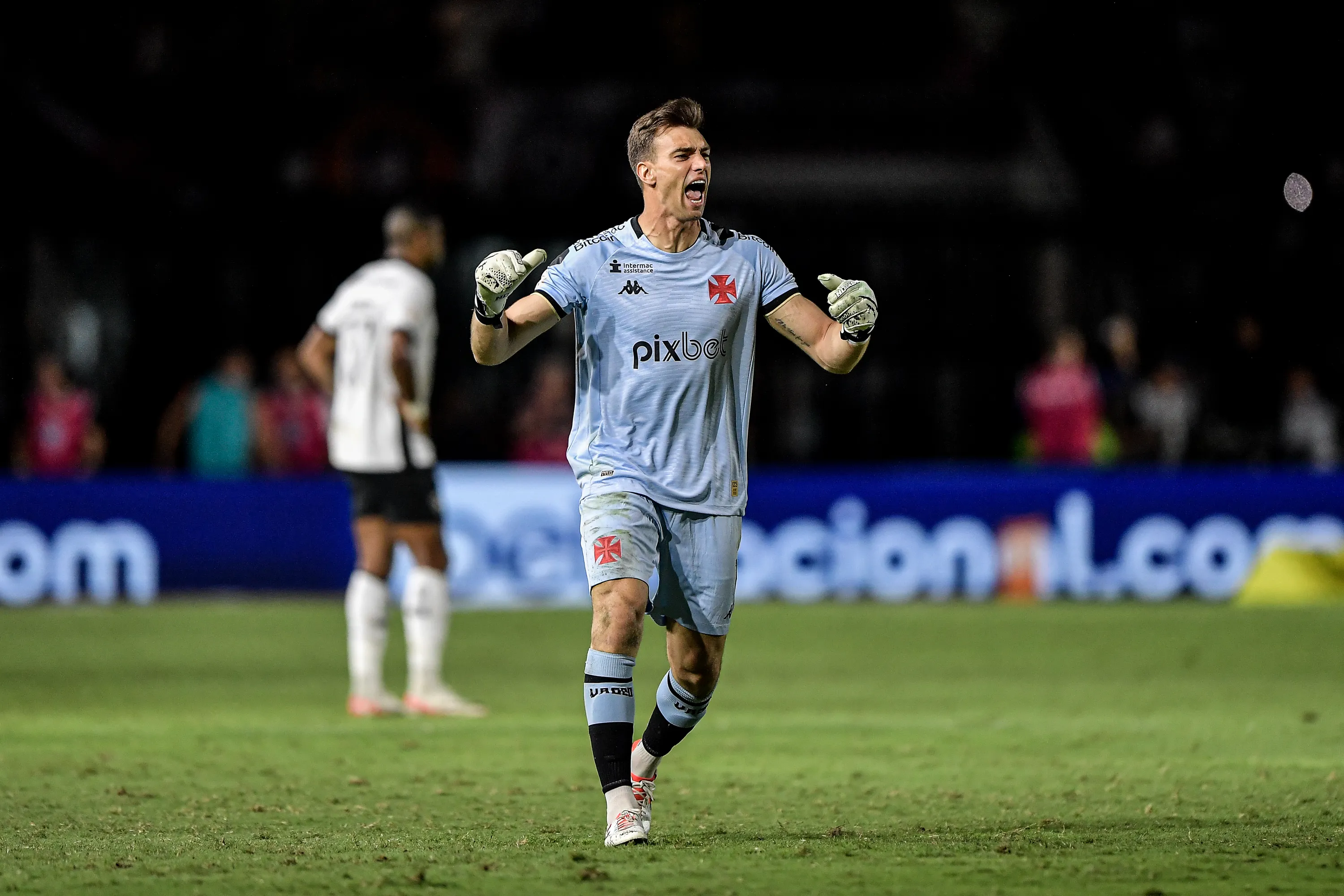 Leo Jardim goleiro do Vasco comemora gol durante partida contra o Botafogo em São Januário pelo campeonato Brasileiro A 2023. Foto: Thiago Ribeiro/AGIF