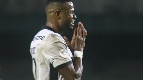 Junior Santos jogador do Botafogo lamenta durante partida contra o Coritiba no estadio Couto Pereira pelo campeonato Brasileiro A 2023. Foto: Gabriel Machado/AGIF