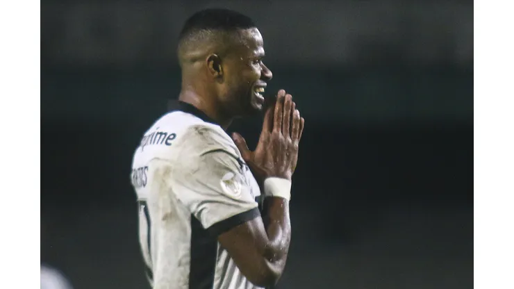 Junior Santos jogador do Botafogo lamenta durante partida contra o Coritiba no estadio Couto Pereira pelo campeonato Brasileiro A 2023. Foto: Gabriel Machado/AGIF