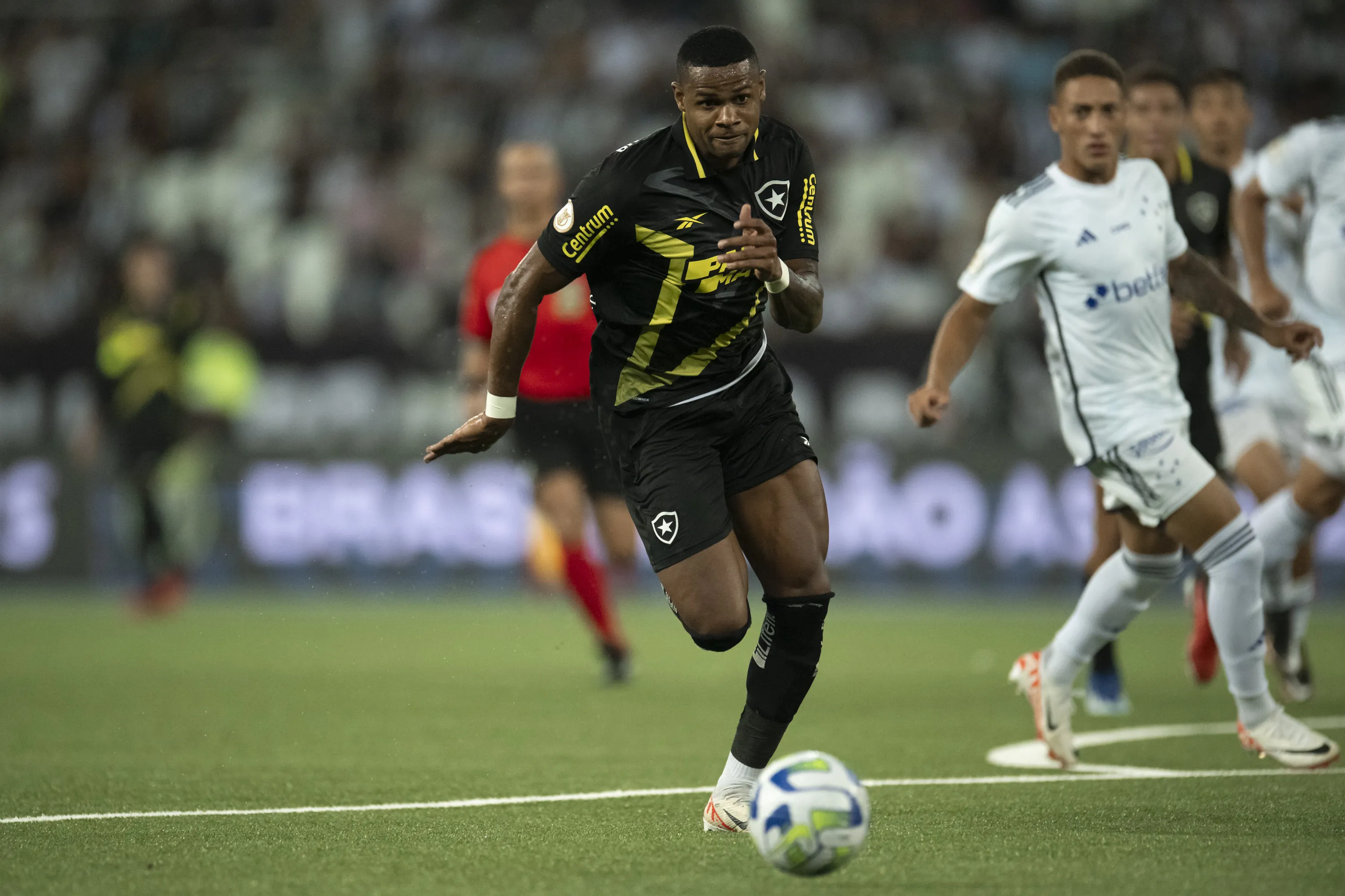 Junior Santos jogador do Botafogo durante partida contra o Cruzeiro no  Engenhão pelo campeonato Brasileiro A 2023. Foto: Jorge Rodrigues/AGIF