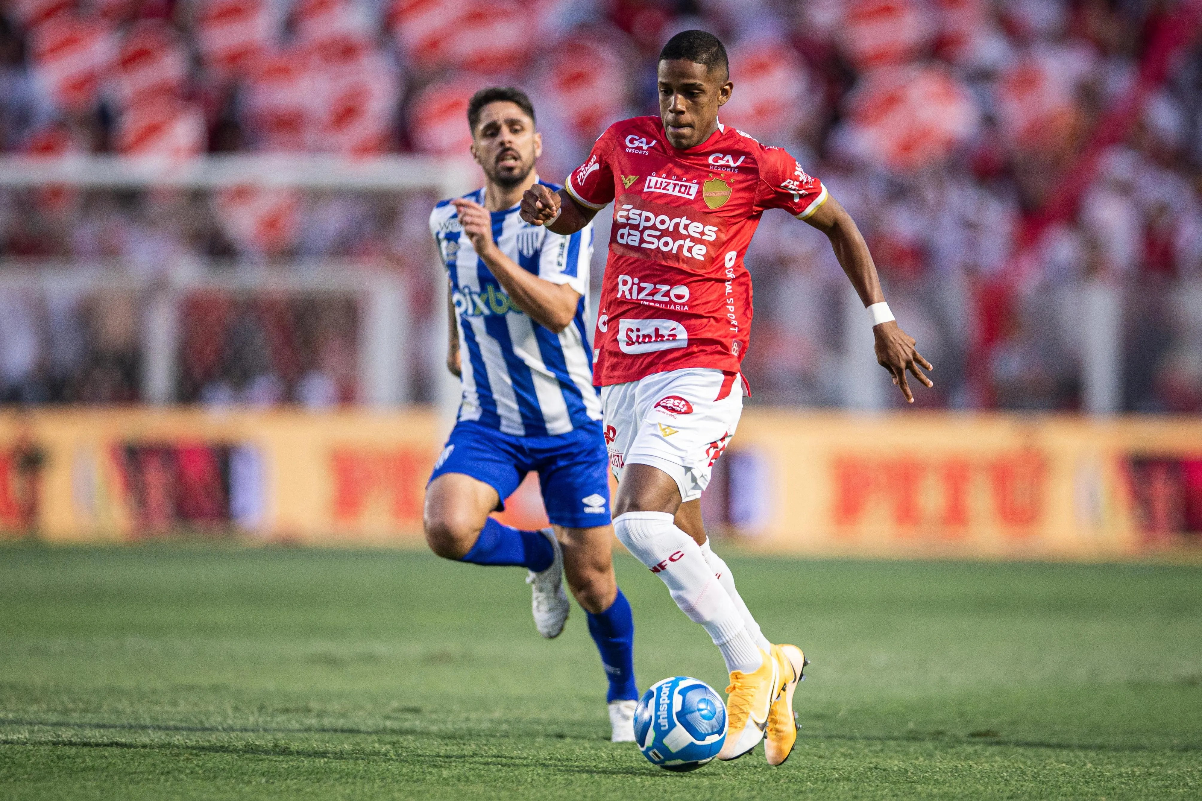 Foto: Isabela Azine/AGIF – Rodrigo Gelado em ação pelo Vila Nova no Campeonato Brasileiro.