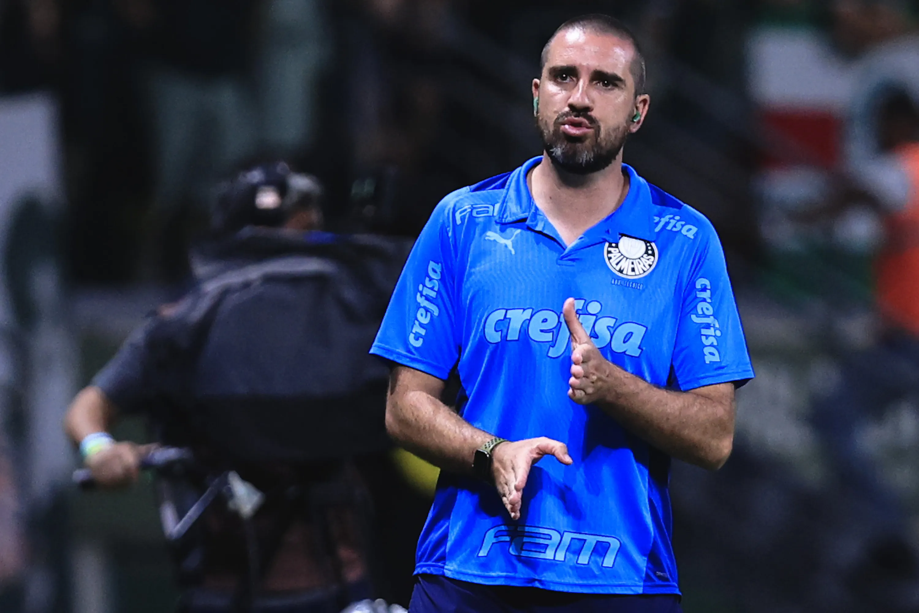 Foto: Ettore Chiereguini/AGIF – João Martins, auxiliar técnico do Palmeiras, durante a partida contra o Coritiba.