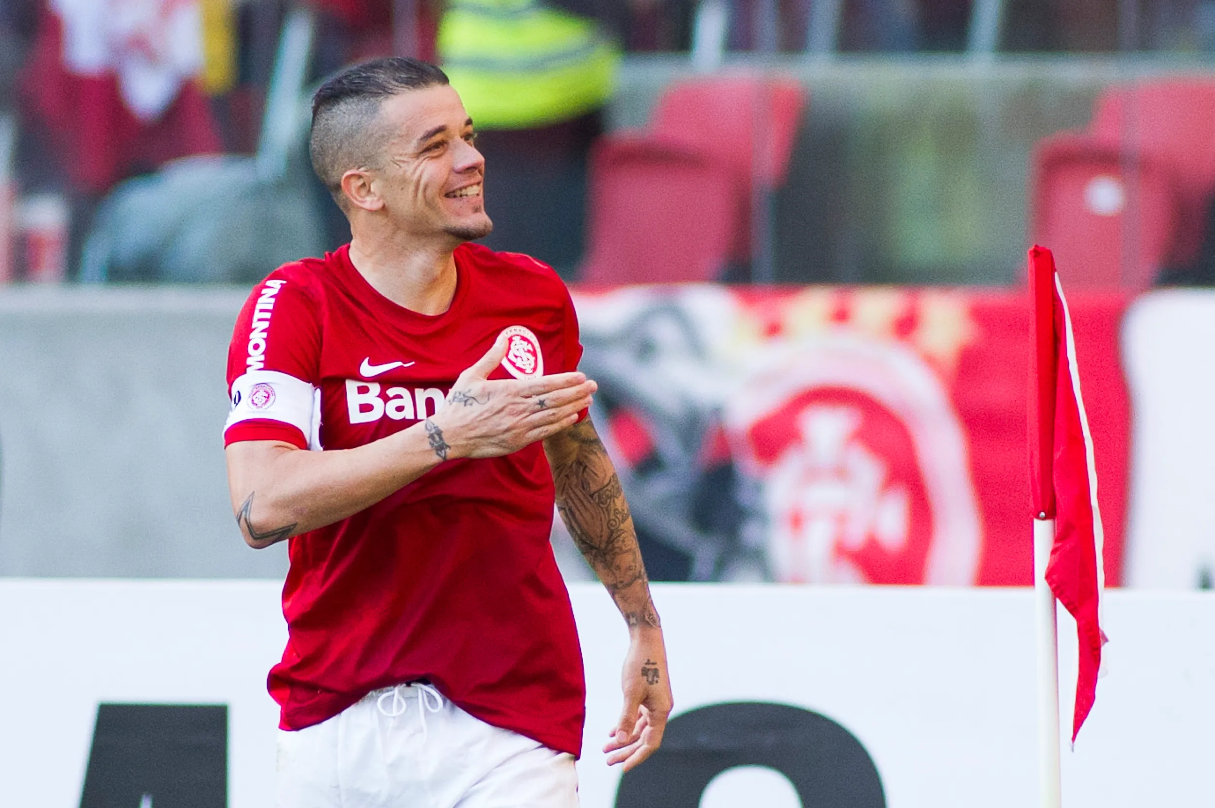 DAlessandro do Internacional comemora seu gol contra o Flamengo pelo Campeonato Brasileiro A 2014 no estadio Beira Rio. Foto: Ramiro Furquim/AGIF