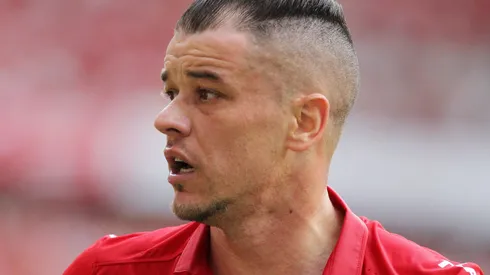 D'Alessandro do Internacional disputa lance contra a Chapecoense durante partida no Beira-Rio. Foto: Gustavo Granata/AGIF