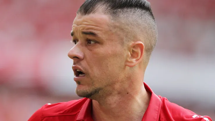 D'Alessandro do Internacional disputa lance contra a Chapecoense durante partida no Beira-Rio. Foto: Gustavo Granata/AGIF