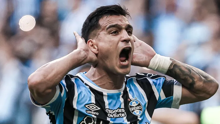 Franco Cristaldo jogador do Grêmio comemora seu gol durante partida contra o Coritiba no estádio Arena do Grêmio pelo campeonato BRASILEIRO A 2023. Foto: Maxi Franzoi/AGIF