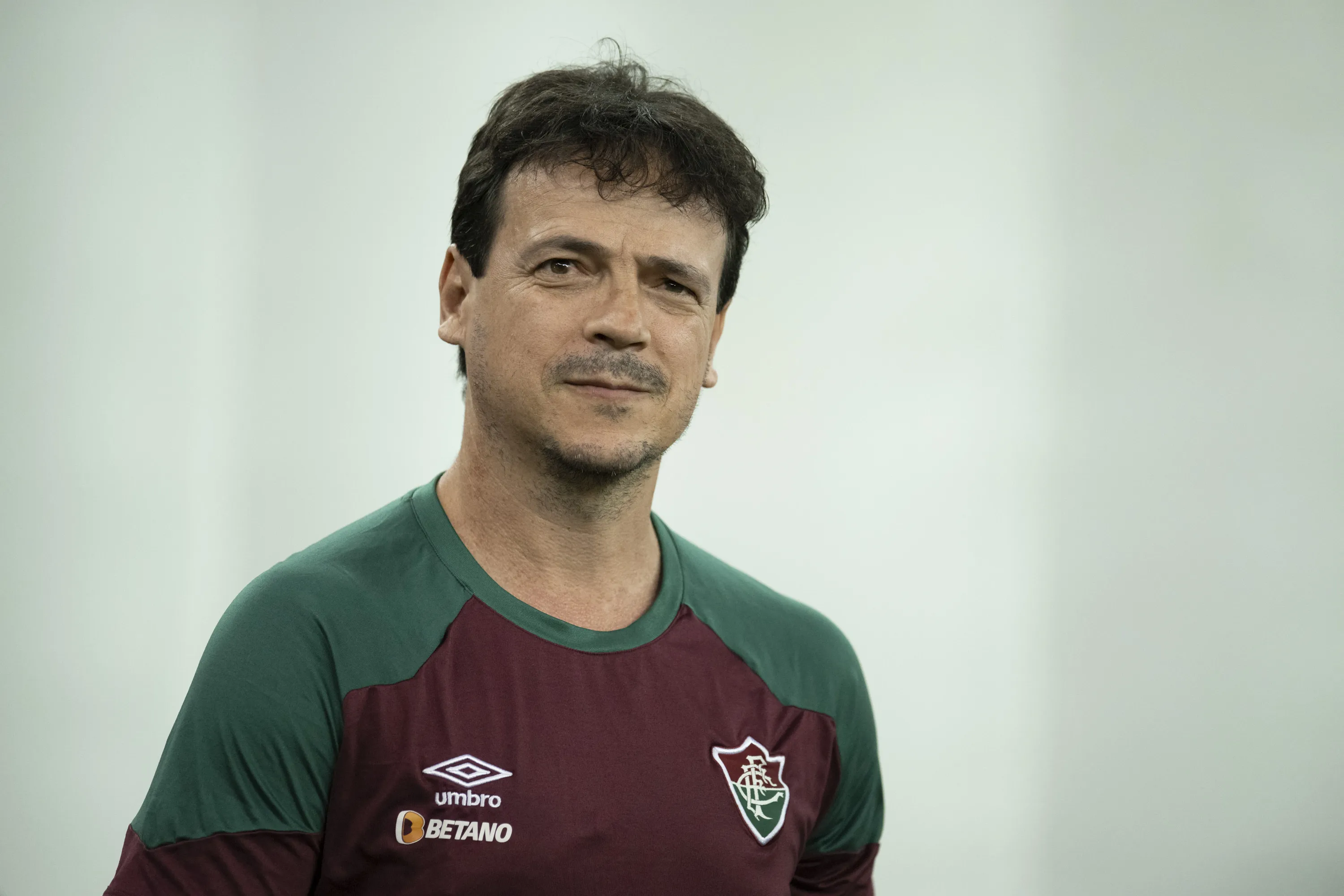 Fernando Diniz parece bastante interessado no volante di Furacão.  Foto: Jorge Rodrigues/AGIF
