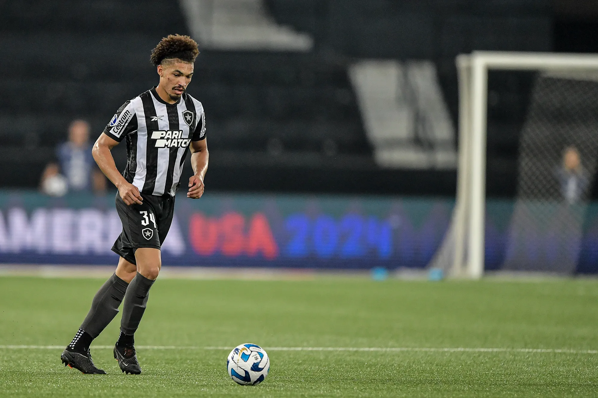 Adryelson em ação pelo Botafogo. Foto: Thiago Ribeiro/AGIF