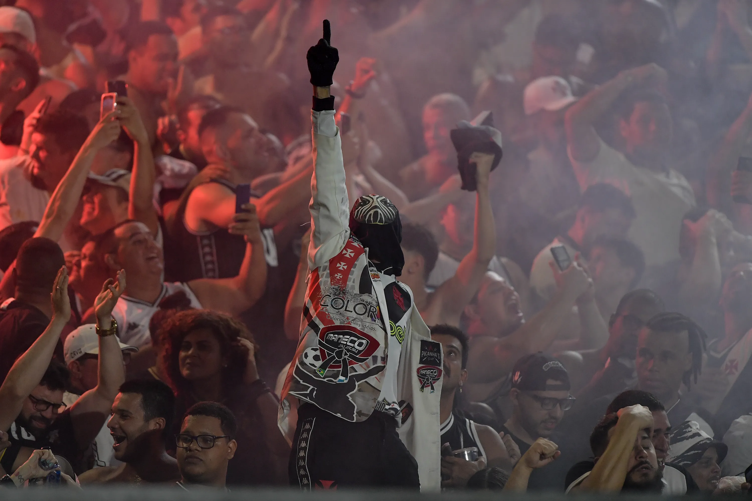Torcida do Vasco comemorando a permanência na Série A. Foto: Thiago Ribeiro/AGIF